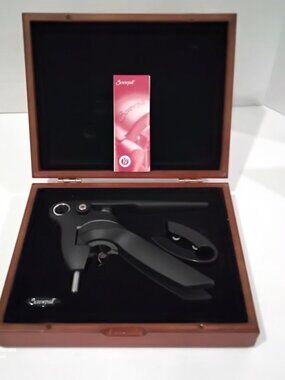 Gift Set Le Creuset Screwpull LM-300 lever-Style Corkscrew & Wine Accessory NEW